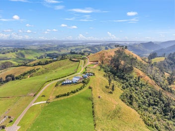 Elevated Valley Living with a Large Landholding