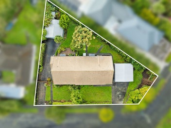 2 properties, 1 title on 933sqm RSDT land