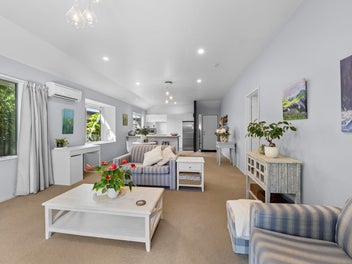 * UNDER OFFER * Elegant Easy Living