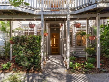 Sunny & Superbly Located - Double Grammar Zone