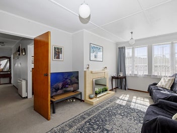 Charming, Tidy, Sunny, & a Full Section