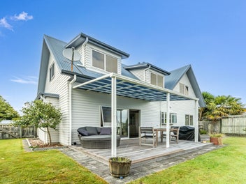 Lake Days & Easy Living in Holdens Bay