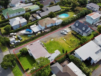 Estate sale 1266m2 on One Tree Hill border