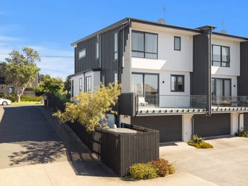 MODERN WITH VIEWS AND DOUBLE GARAGE TOO