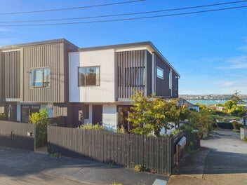 MODERN WITH VIEWS AND DOUBLE GARAGE TOO