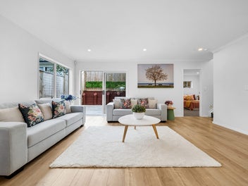 TWO LIVING ROOMS! WALKING DISTANCE TO ST KENTS