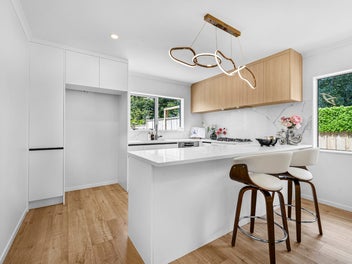 TWO LIVING ROOMS! WALKING DISTANCE TO ST KENTS