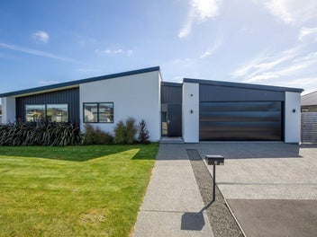 DESIGNED FOR STYLE, SUN AND PRIVACY