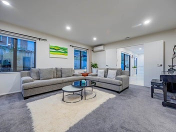 Modern Family Home -440m² Freehold in Botany Downs