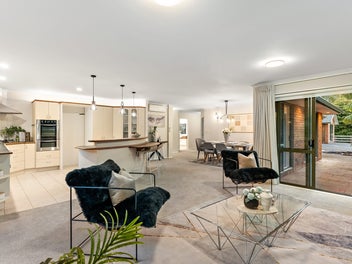 FOREVER LIFESTYLE HOME WITH MINOR NEAR THE BAYS