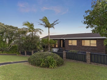 RANGI ZONE, SEA VIEWS, BRICK, & MOVE IN READY!