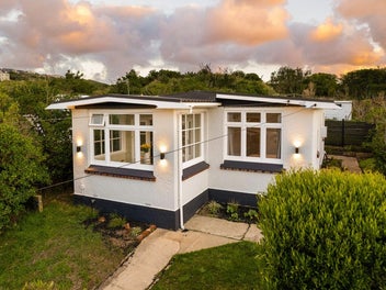 Coastal Comfort Just Moments from Tomahawk Beach