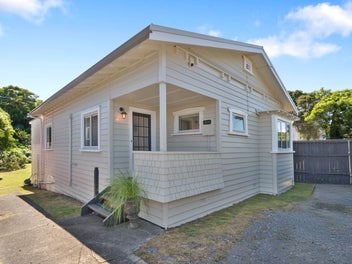 Classic Kiwi Home In Paradise Gardens