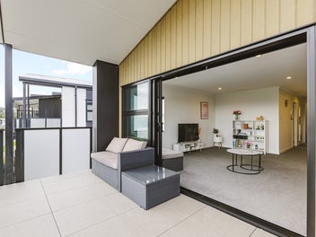 Premium Penthouse 2 bedroom ~75sqm in Ormiston