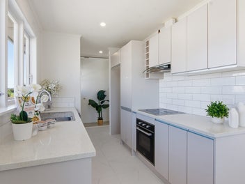 Living Upstairs - Family Downstairs! Must Sell!