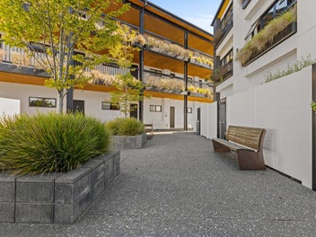 Effortless 1 Bed + Sunroom on Hagley Park