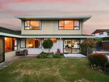 Large-Scale Living, Premier Location!