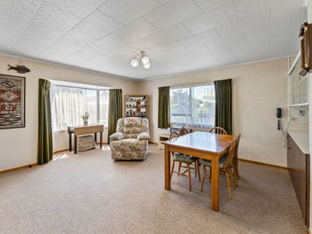 Low maintenance retirement or easy care 1st home