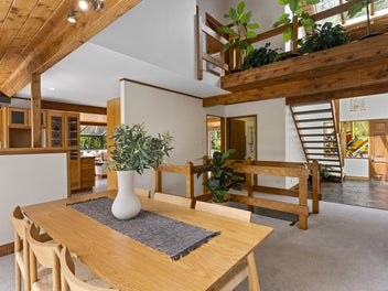 TROPICAL COASTAL HIDEAWAY. INNER HARBOUR OASIS