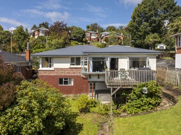 3 bed, 3 living, 2 bath, 4 OSP!