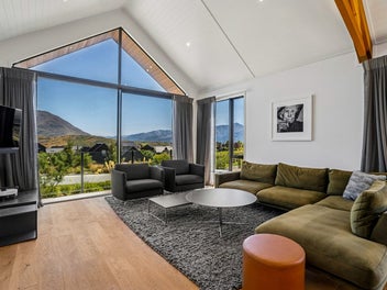 Luxury, Views & Lifestyle Combined