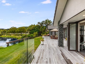 Luxurious Lakeside Living