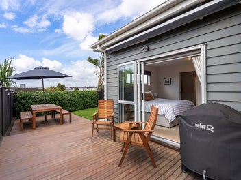 TREND-SETTING SINGLE LEVEL STARTER!