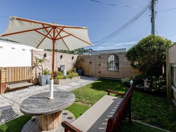 Entertain in Style – Prime Lyall Bay Location