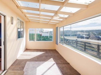 COZY 2-BEDROOM RETREAT WITH CONSERVATORY