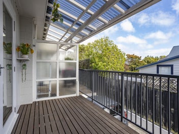 Prime Merivale Living - Location Says It All!