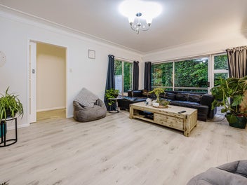 Renovated Brick Beauty on 911m² - Prime Position