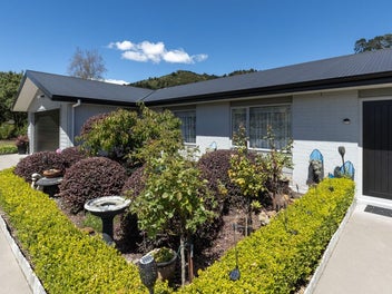 Immaculate 4-Bedroom Lifestyle on 1.1 Hectares!