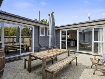 SPACIOUS TOWNHOUSE - PEACEFUL SETTING