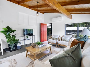 Private & sunny townhouse, perfectly positioned