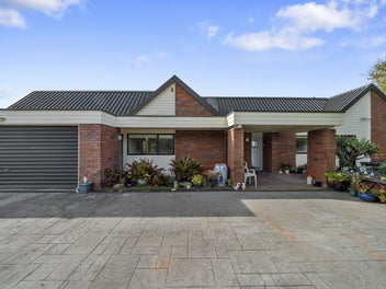 Sundrenched Oasis with Waterviews!