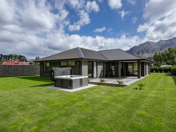 Modern, and private Glenorchy getaway