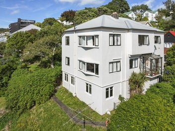 SMART HOME & INCOME INVESTMENT ON THE TERRACE!