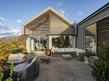 Top Views and Sustainable Living in Gibbston