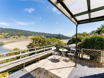 A water lover’s retreat, surrounded by birdlife.
