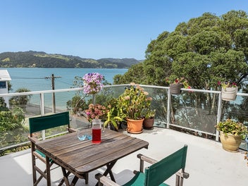 Live the Summer Dream - Harbourside on Beach Road