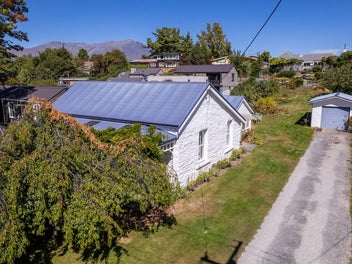 Iconic Arrowtown Cottage on 1,012m2 (+/-)