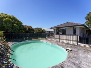 Post Earthquake! 3 bed! A Pool!