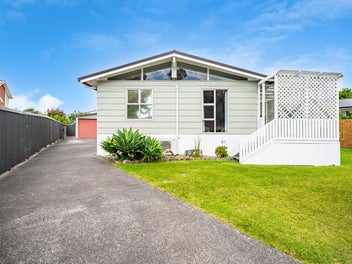 70'S CHARMER W DBL GARAGE, WORKSHOP, FULLY FENCED