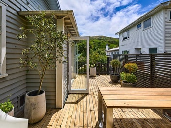 PERFECT FOR SUN, FAMILIES & ENTERTAINERS