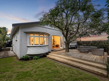 CHARACTER COMFORTS & IN ZONE!