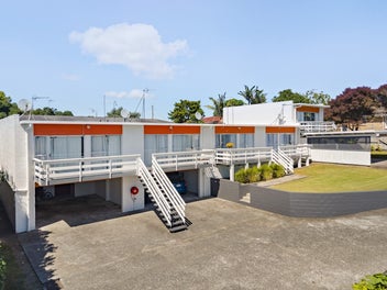 5 UNITS, Hillpark - MANUREWA - AUCTION 31ST MARCH