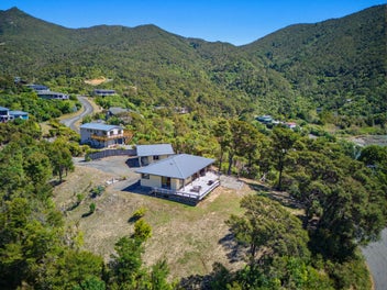 Okiwi Bay Retreat – Furnished & Ready to Enjoy!