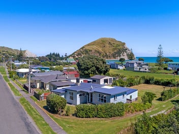 A true Mahia original –renovated,...