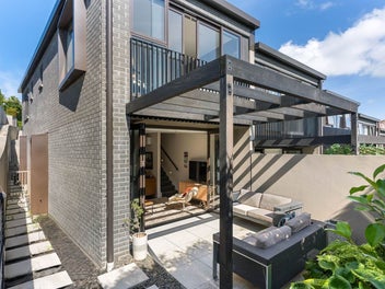 Contemporary Comfort, Coastal Convenience