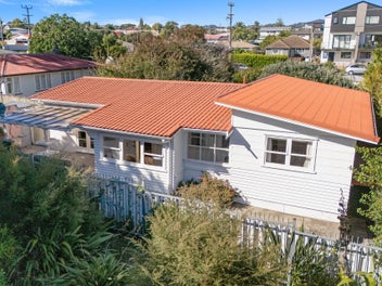 First Time on Market, Classic 1950s Do-Up on 817m²